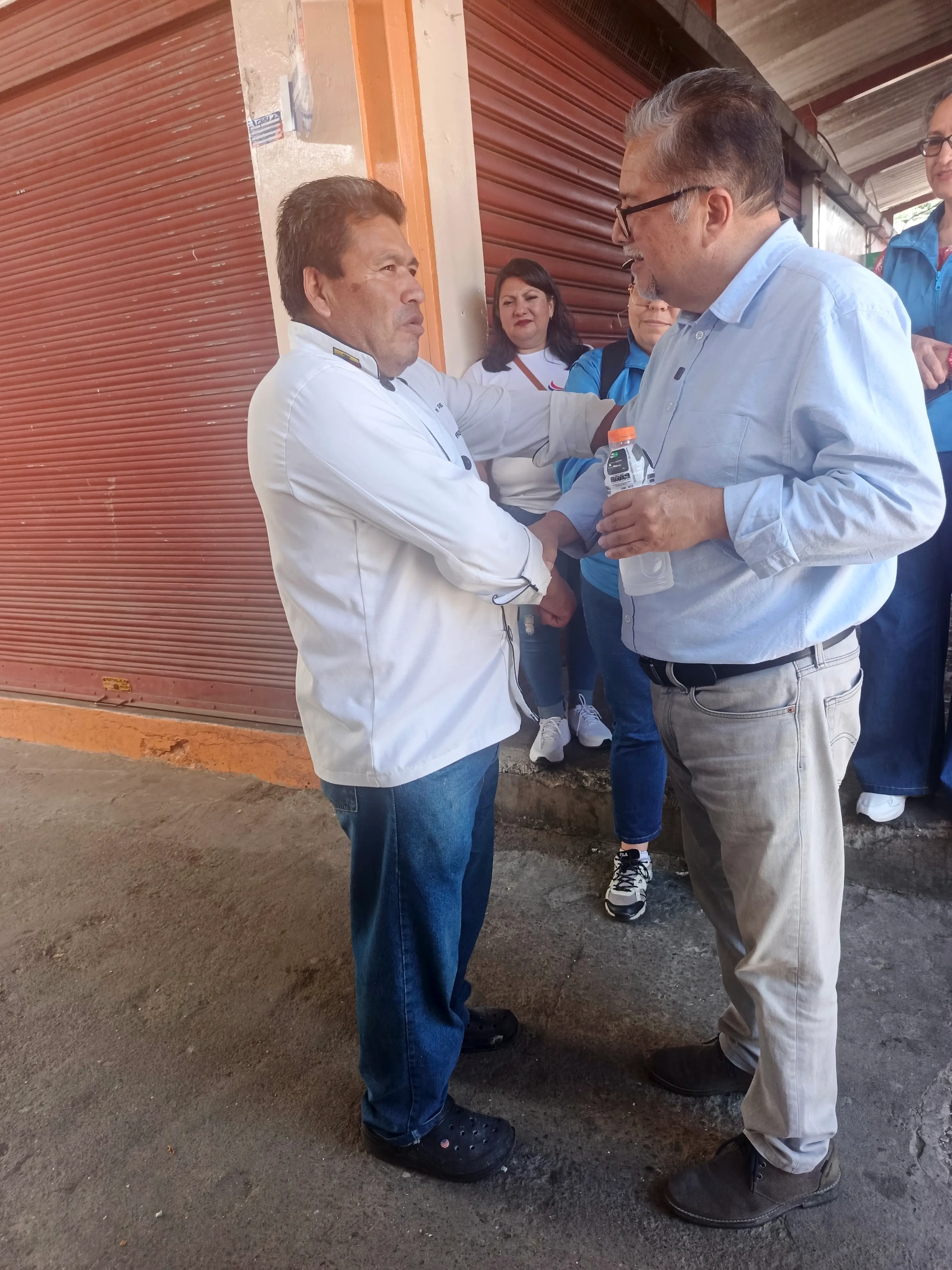 Apretón de manos con los trabajadores y comerciantes lojanos