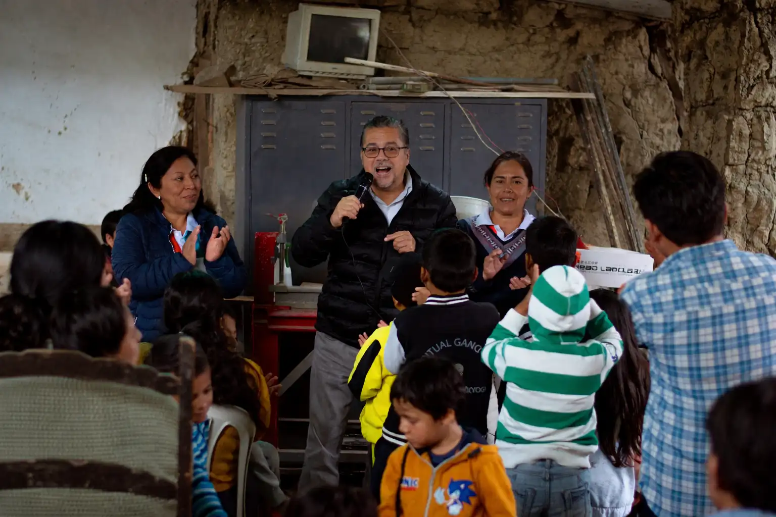 Jorge Reyes interactuando con el futuro de Loja